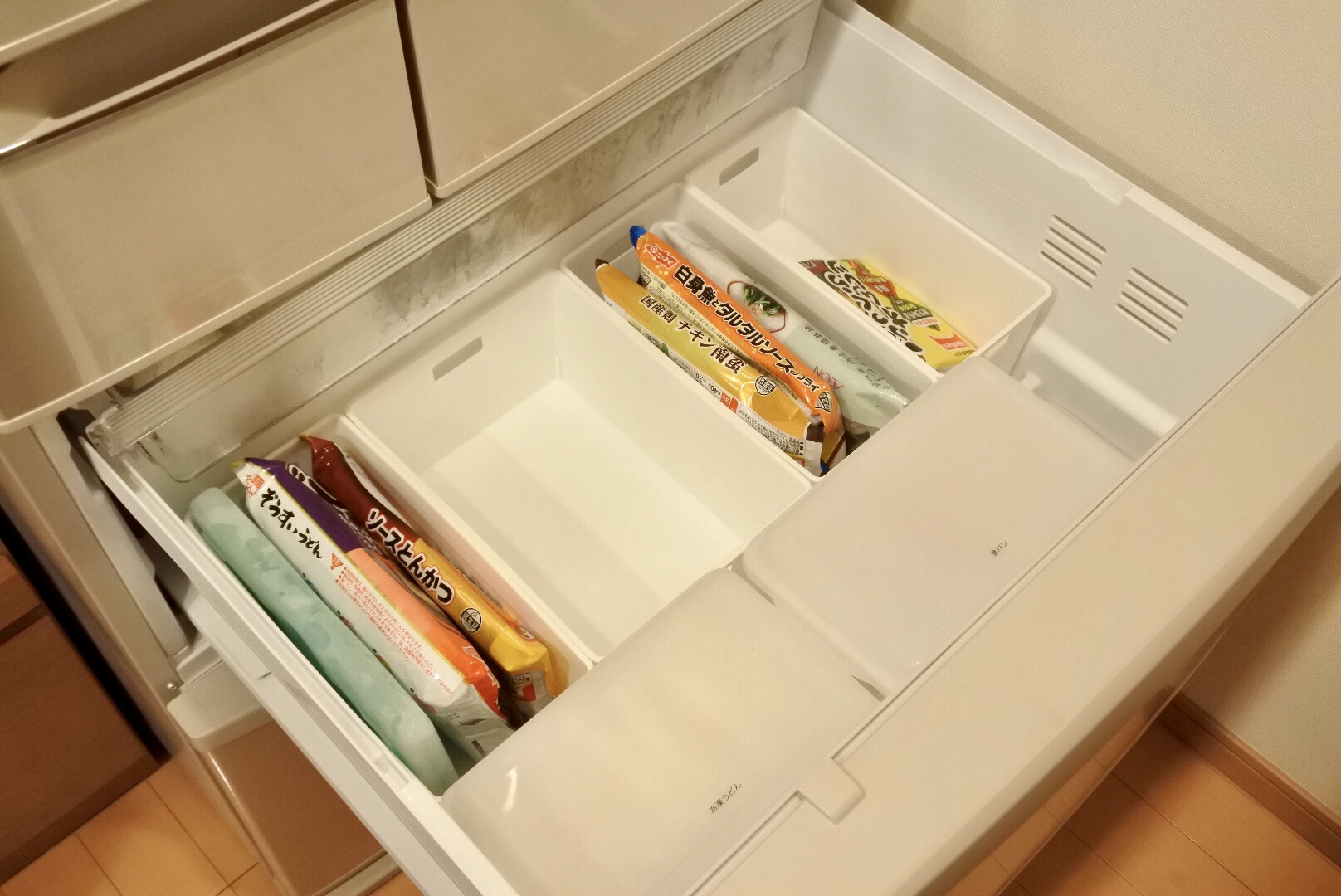 冷蔵庫の冷凍室の掃除 100均セリアのケースでぴったり収納 めんどくさがりやのシンプルライフ