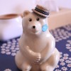 ペットボトルのキャップでカンカン帽。シロクマ貯金箱を夏仕様に。