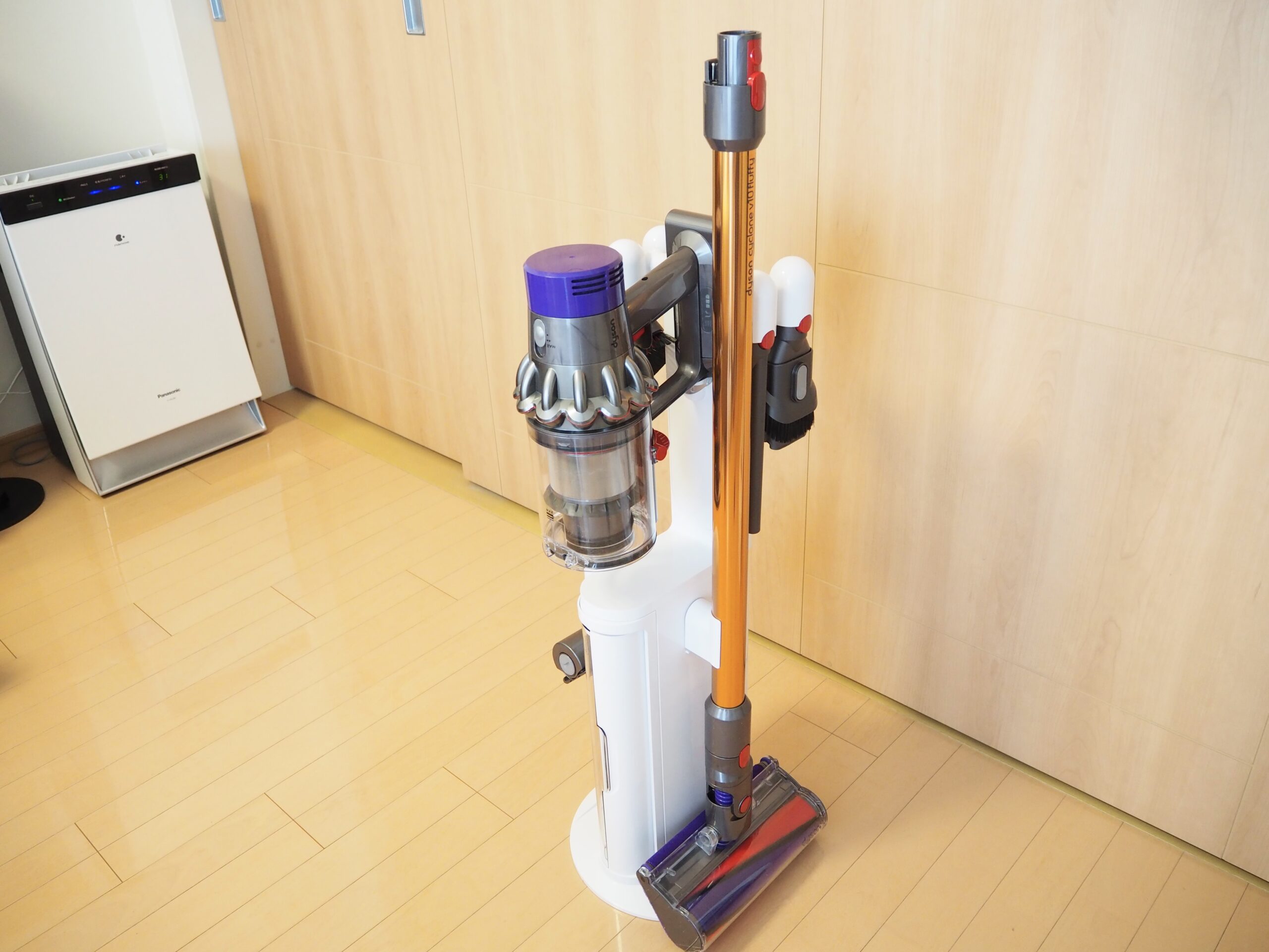 Dyson Cyclone V10 SV12 フロアドック付 ダイソン-